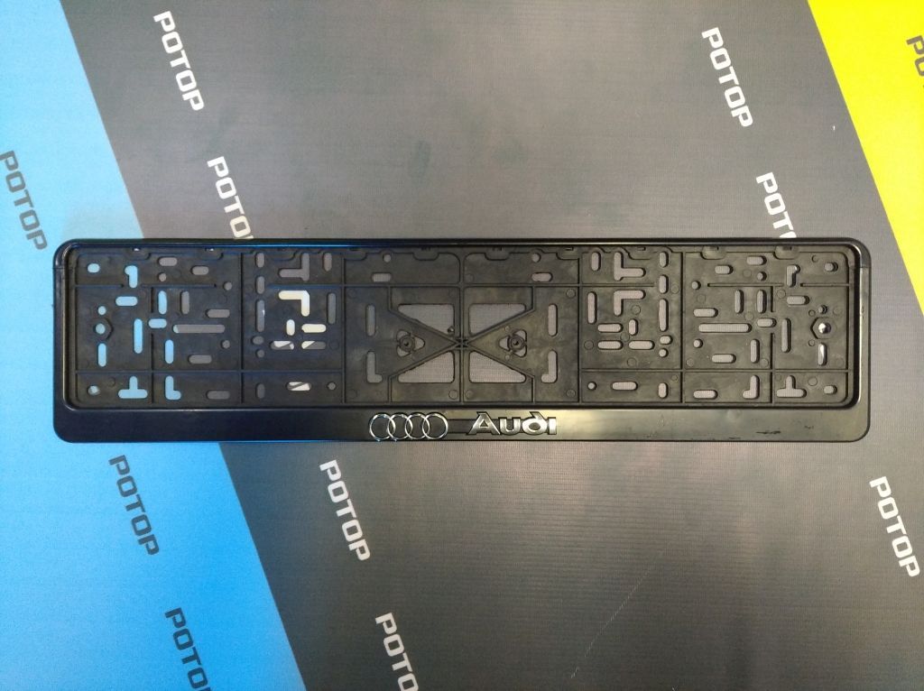 Рамка под номер с защелкой серебро AUDI рельеф 1577